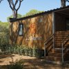 Un bungalow in legno con il logo 