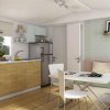 Cucina moderna con tavolo bianco e sedie.