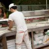 Un pizzaiolo prepara impasti su un bancone.