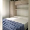 Camera con letto matrimoniale e coperta blu.