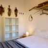 Camera da letto con decorazioni naturali.