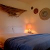 Letto con decorazioni in legno e arte murale.