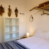 Letto con decorazioni in legno e scaffale bianco.