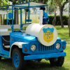 Jeep azzurra con carrozza aperta.