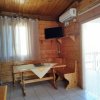 Interno di una cabina in legno con tavolo e TV.