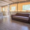 Sala con divano, tavolo e finestre luminose.