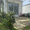Esterno con patio pavimentato e piante.