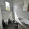Bagno moderno con sanitari bianchi e lavabo.