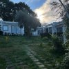 Villette tra alberi e sole al tramonto.