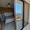 Camera d'albergo vista dal balcone, con letto matrimoniale e panorama marino.