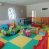Area giochi colorata per bambini con scivoli e giochi morbidi.
