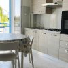 Cucina moderna con tavolo e sedie.