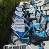 Biciclette blu e nere allineate all'aperto.