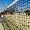Reti da tennis con racchette appoggiate.