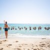 Lezione di aquagym con istruttrice sulla spiaggia.