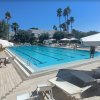 Piscina con lettini e ombrelloni.