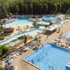 Panoramica di piscine e scivoli in un parco acquatico.