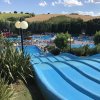 Serie di scivoli d'acqua con vista sul parco acquatico.