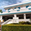 Edificio bianco con cartello 