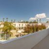 Vista panoramica su cortile e alberi.