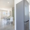 Cucina e sala da pranzo aperta e luminosa.