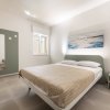 Camera da letto con quadro, letto matrimoniale e finestra.