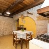 Cucina in stile rustico con tavolo e sedie.