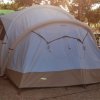 Una tenda da campeggio montata tra alberi.