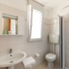 Bagno con lavabo, WC e doccia.