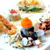 Un piatto di frutti di mare assortiti con erbe e verdure.
