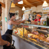 Banco di salumi e formaggi in una salumeria.