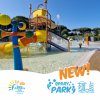 Parco acquatico con giochi colorati e piscina bassa. Struttura nuova.