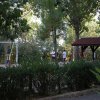 Campo da gioco all'aperto con rete da calcio e persone.