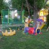 Parco giochi con giochi colorati su erba.