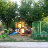 Area giochi con scivoli e rete di protezione.