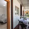 Camera con letto e portico con tavolo e sedie.