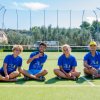 Quattro persone sedute su un campo da tennis.