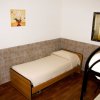 Camera con letto singolo, letto a castello nero, specchio e quadro con fiori.