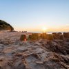 Castelli di sabbia su una spiaggia al tramonto.