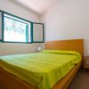 Camera con letto matrimoniale e lenzuola verdi.