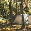 Tenda e amaca in un bosco.
