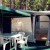 Una tenda attrezzata con tavolo e sedie.