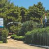 Ingresso al campeggio con insegna 