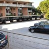 Parcheggio auto all'aperto con diversi veicoli.