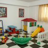 Sala giochi interna per bambini con giocattoli.