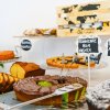 Dolci assortiti su un tavolo, tra cui plumcake alla menta e al cacao.
