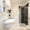 Bagno moderno con doccia in vetro.