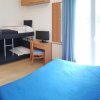 Camera con letto matrimoniale e letti a castello.