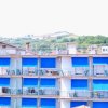 Hotel con verande e tende blu.