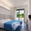 Camera d'hotel con letto matrimoniale e balcone.